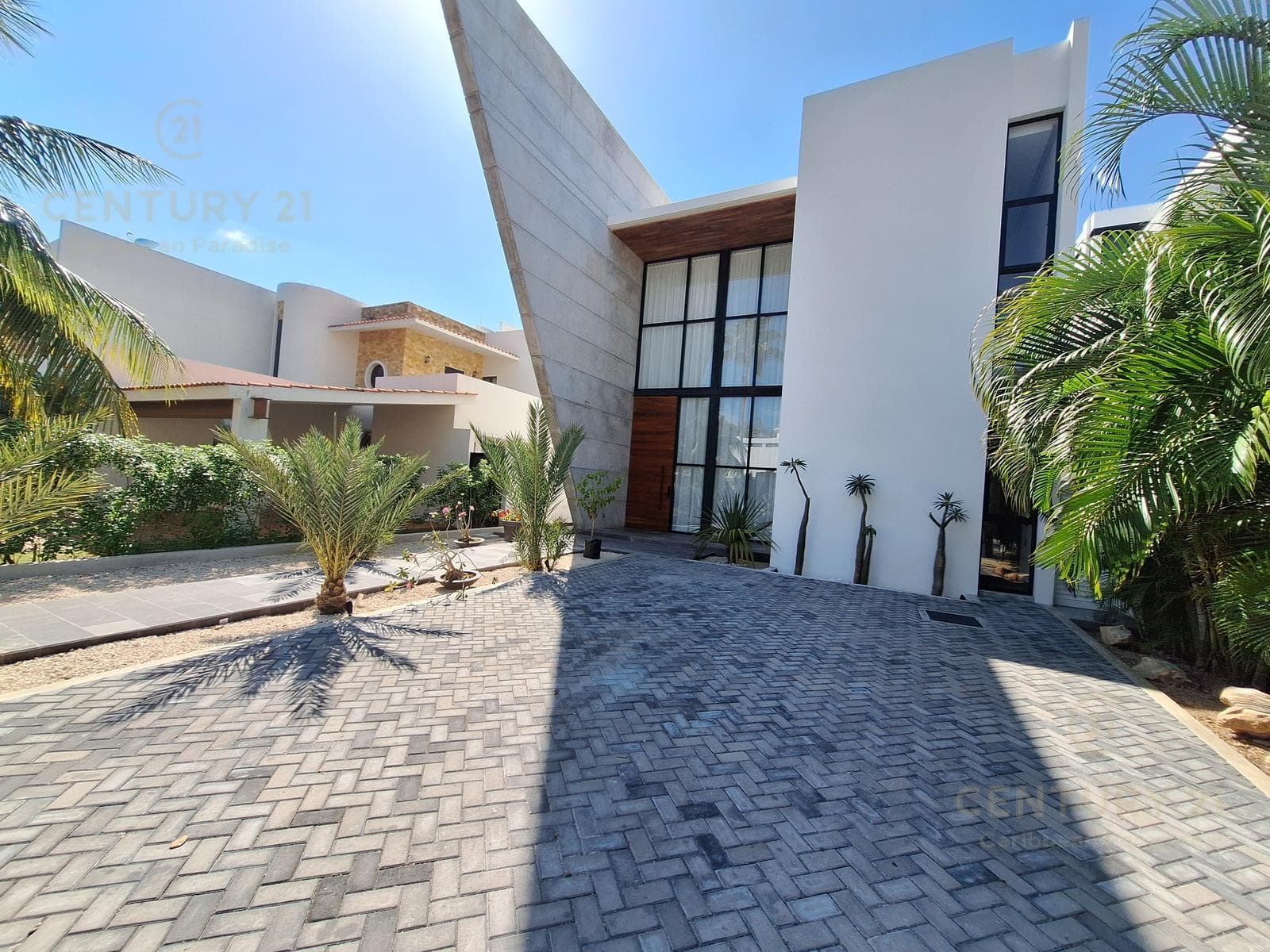 Luxury 4-Bedroom, 5-Bathroom Home with High-End Finishes for Sale in Playa Magna, Playa del Carmen