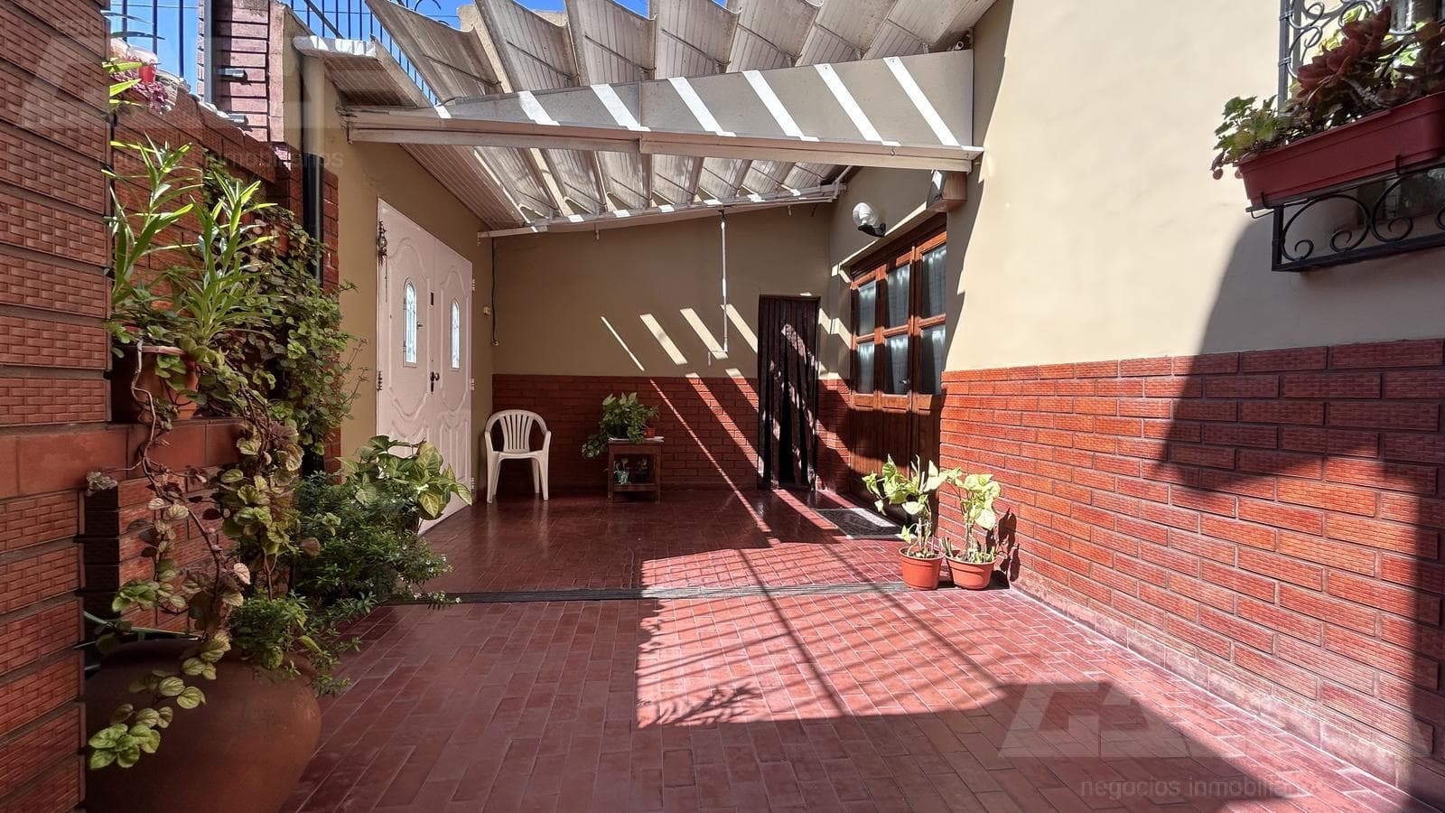 House for Sale Commercial | 5 Rooms | Multi-Family | Patio | Great Potential | Castelar Sur