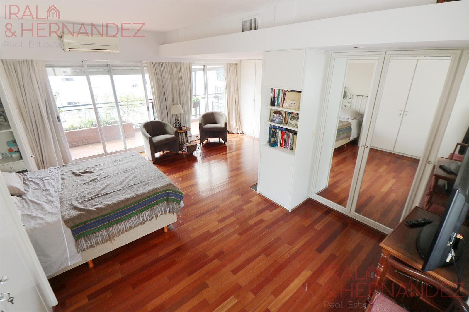 FOR SALE: 5-room apartment with terrace, barbecue area, and garage in La Isla, Recoleta