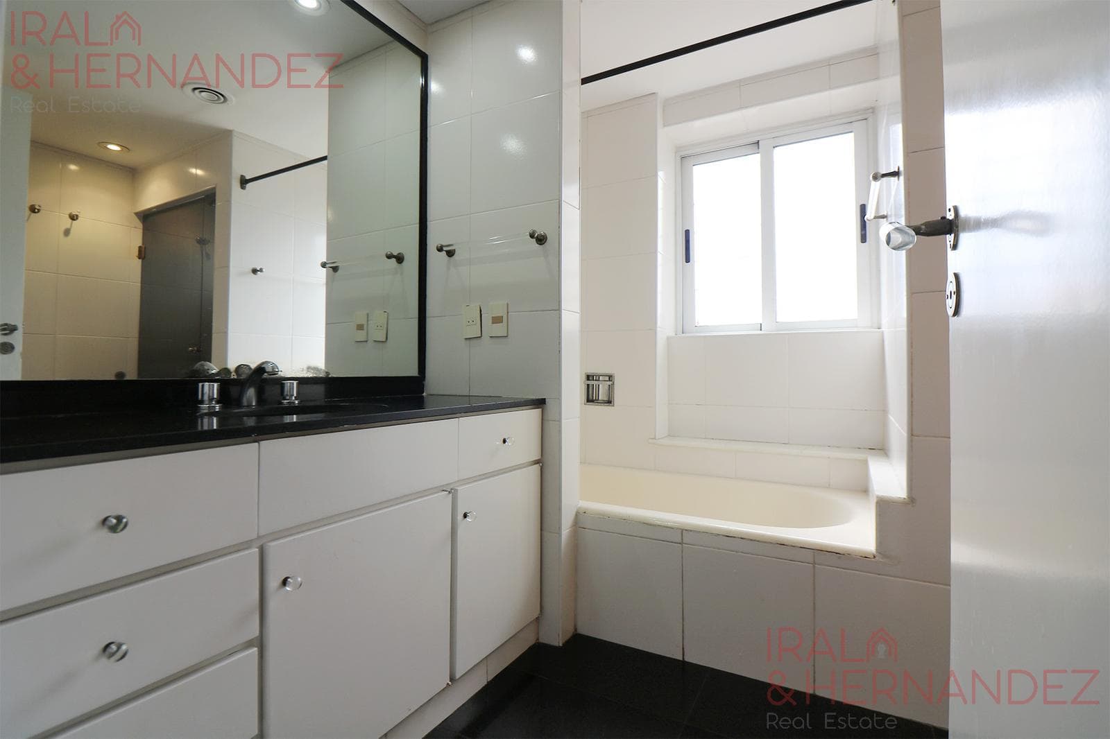 FOR SALE: 5-room apartment with terrace, barbecue area, and garage in La Isla, Recoleta