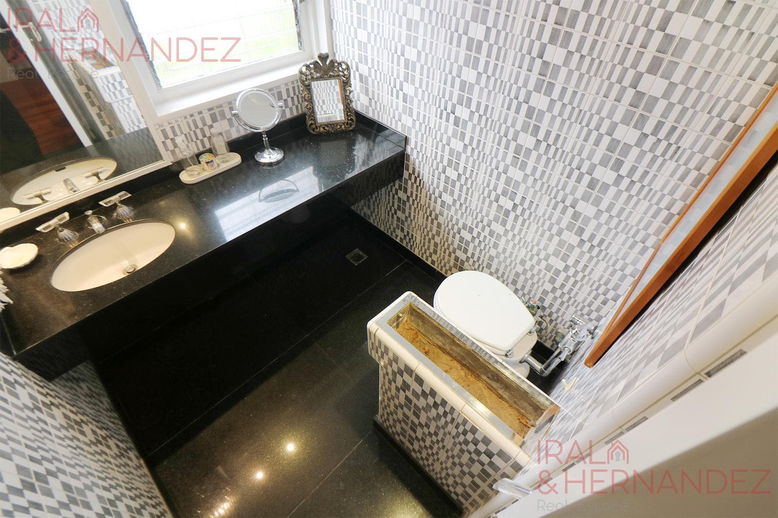FOR SALE: 5-room apartment with terrace, barbecue area, and garage in La Isla, Recoleta