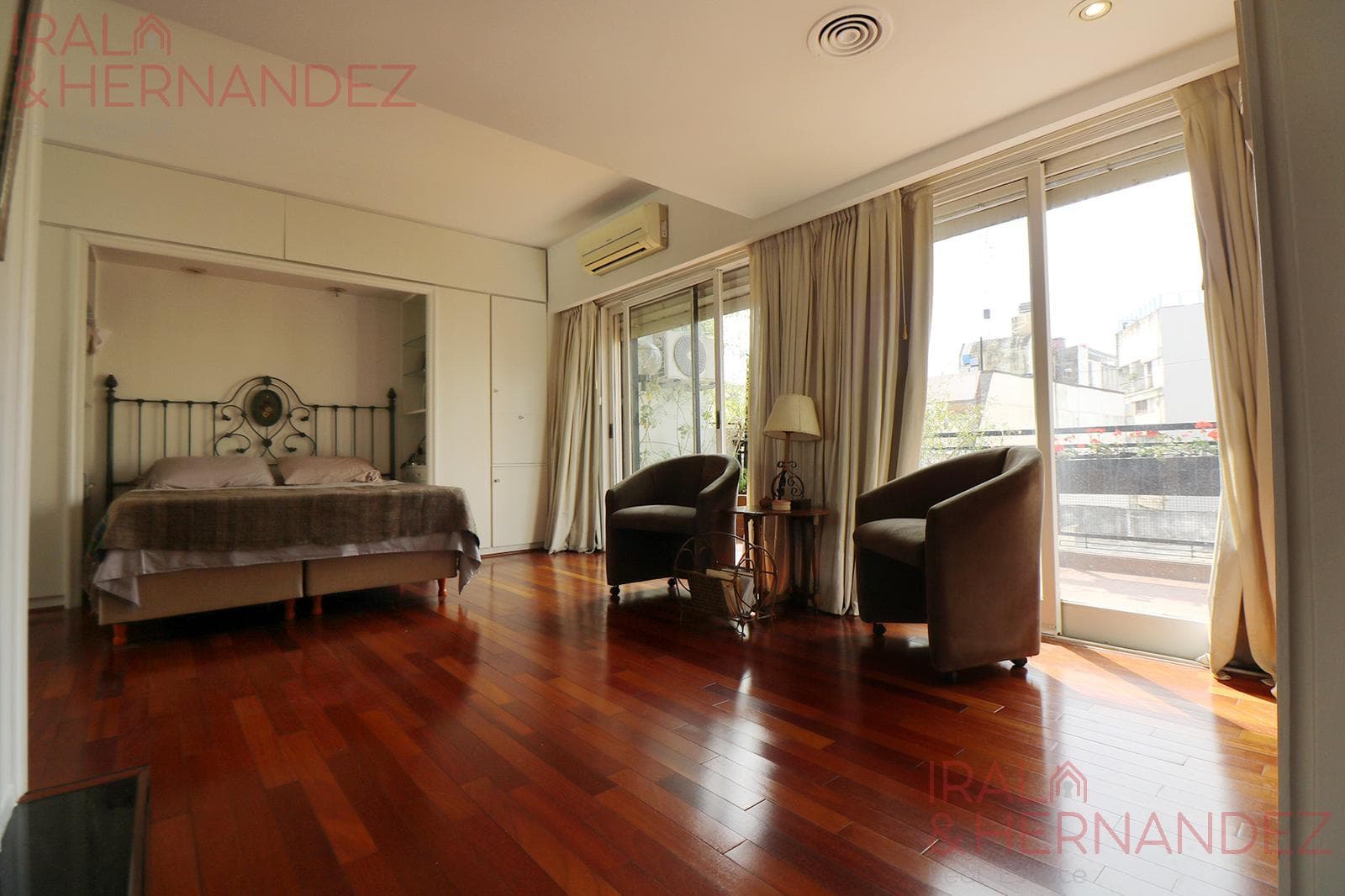 FOR SALE: 5-room apartment with terrace, barbecue area, and garage in La Isla, Recoleta