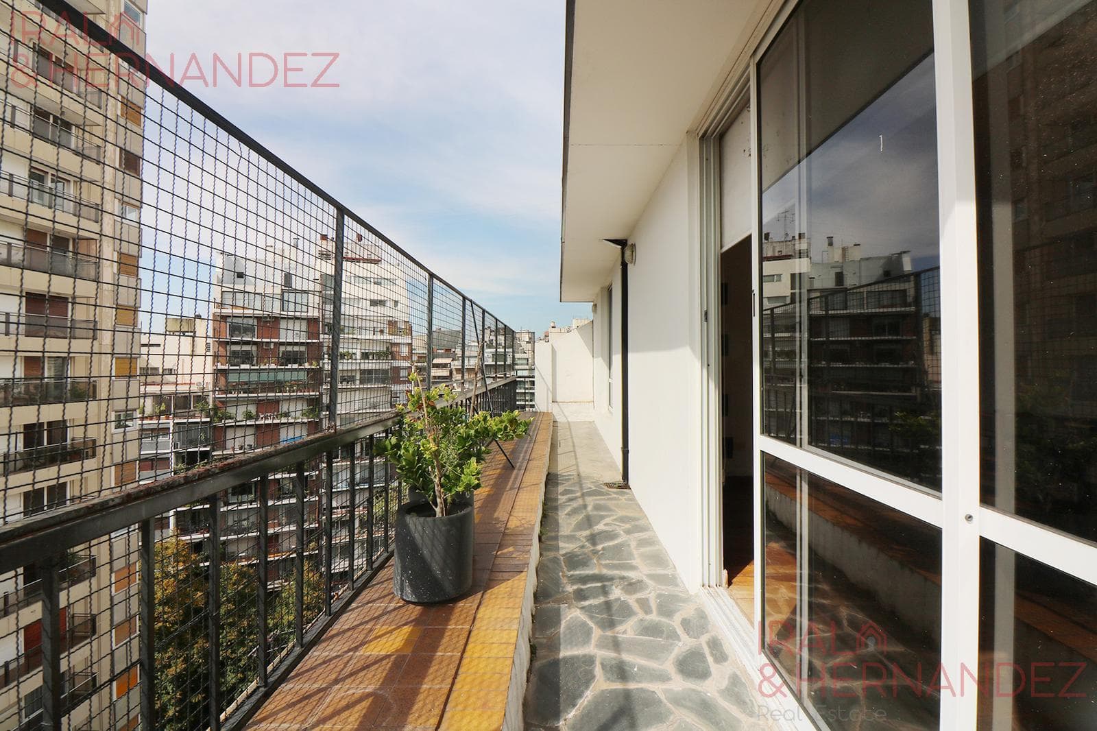 FOR SALE: 5-room apartment with terrace, barbecue area, and garage in La Isla, Recoleta