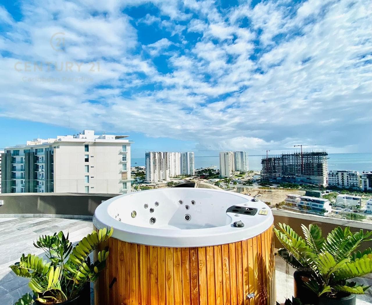 Departamento en venta en Shark Tower con vista al mar y a Puerto Cancún C4000