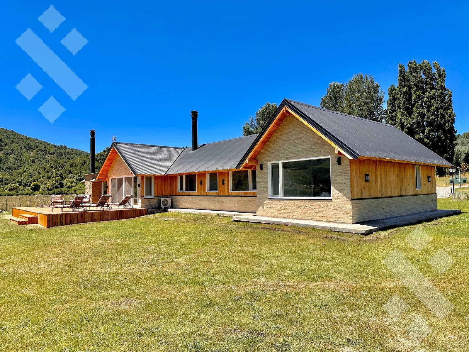 For Sale: 3-Bedroom House - Mortgage Eligible - Peñon del Lolog Neighborhood - San Martín de los Andes, Neuquén