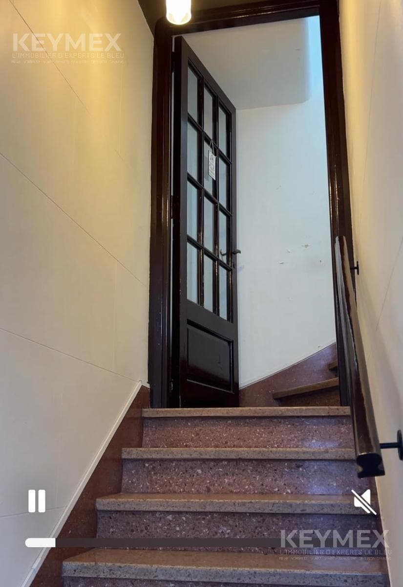 House on its own lot in Villa Ortuzar. Great location, lots of natural light! Attention, developers!