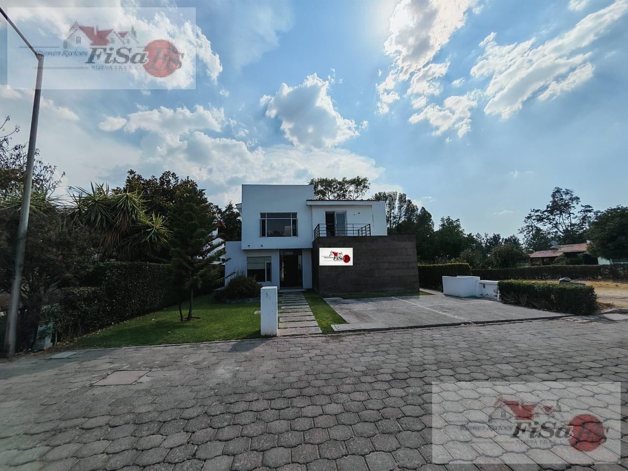 HOUSE FOR SALE ON PASEO DEL ABANICO