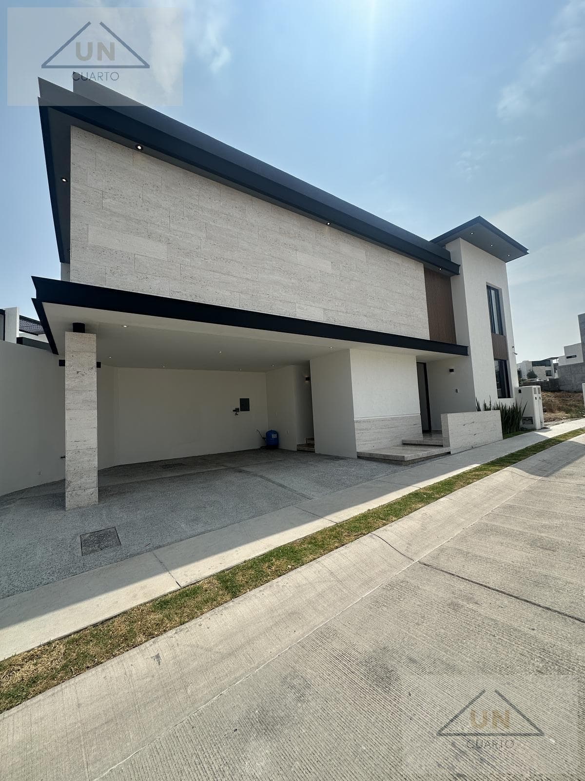 LUXURY CORNER HOUSE