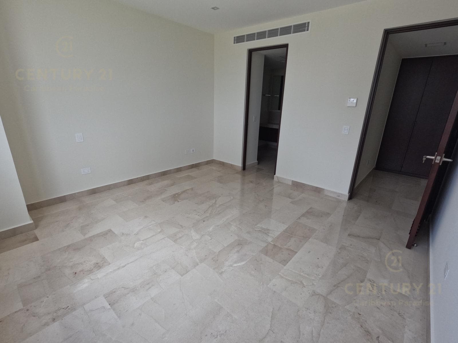 En Venta exclusivo departamento en 10 Nivel en Blume Puerto Cancún C4022