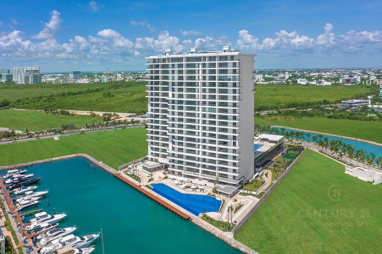 En Venta exclusivo departamento en 10 Nivel en Blume Puerto Cancún C4022