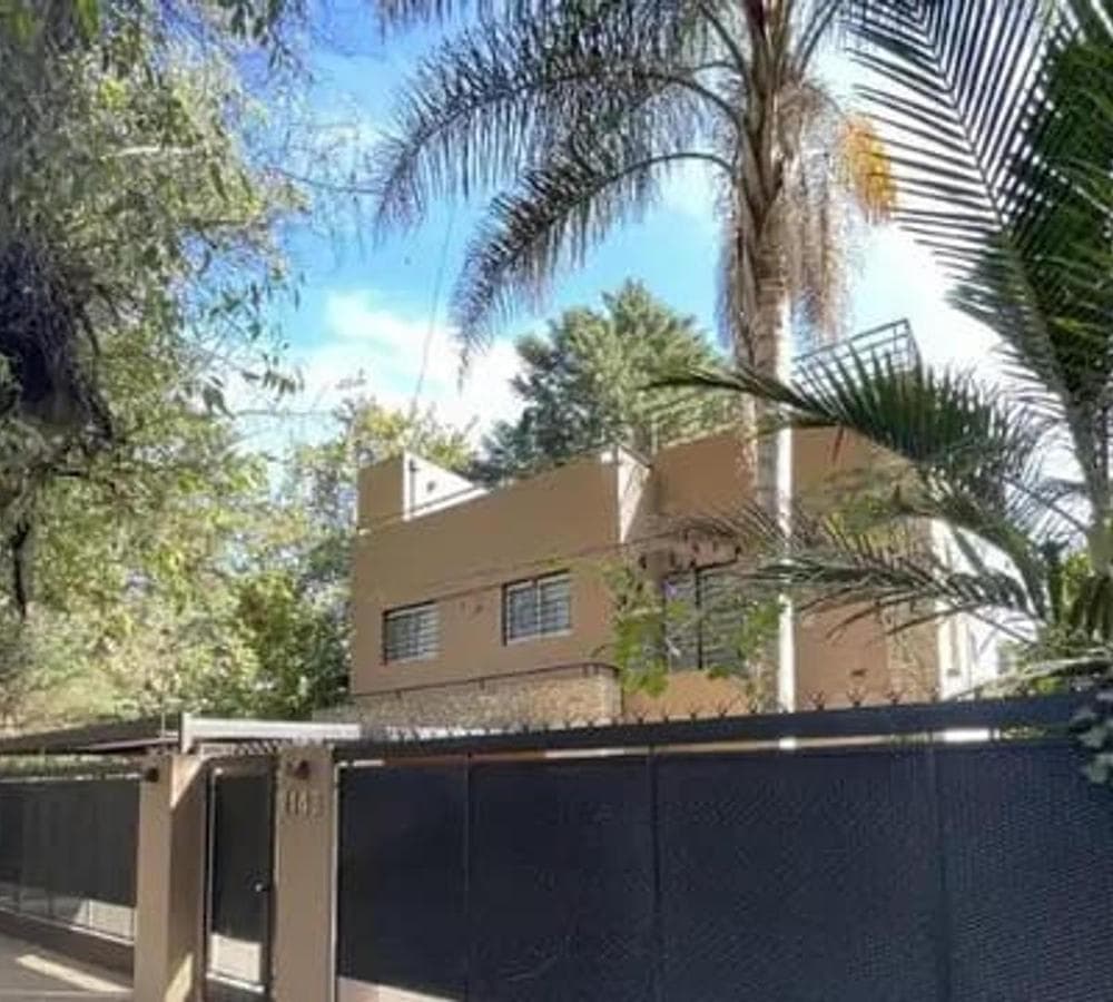 6-room house for sale, with a garage and a pool, in Parque Leloir