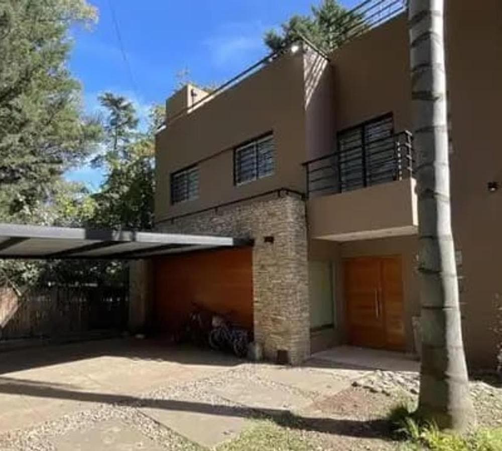 6-room house for sale, with a garage and a pool, in Parque Leloir