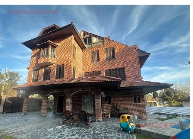 Hermosa casa sobre lote de 990mts2 en City Bell.