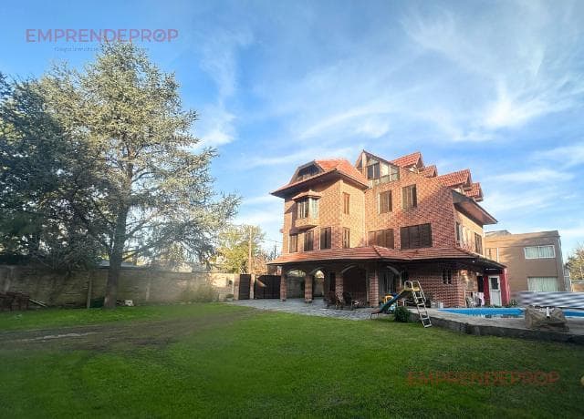 Hermosa casa sobre lote de 990mts2 en City Bell.