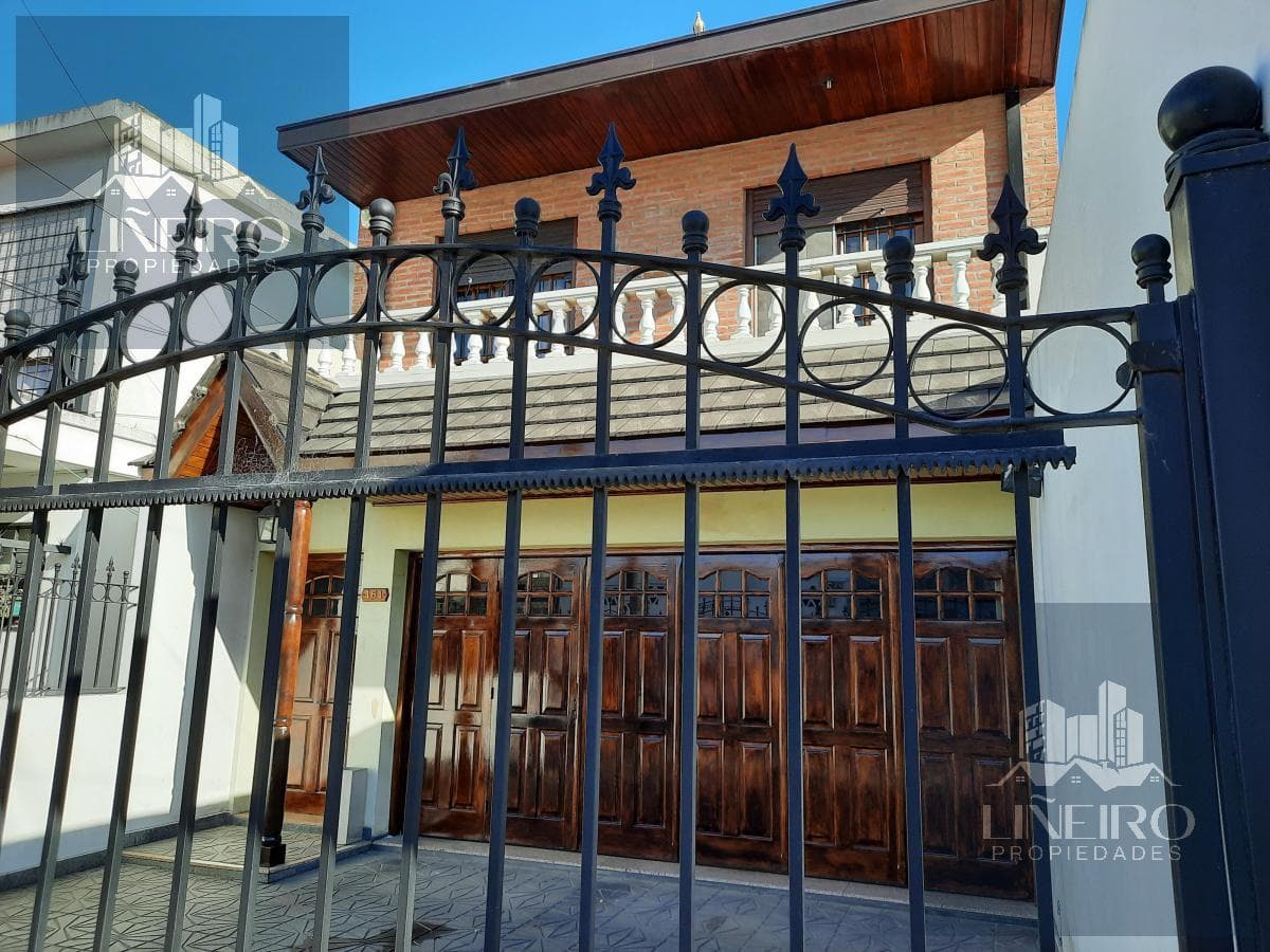 Casa 5 ambientes con cocheras y patio VENTA - Wilde