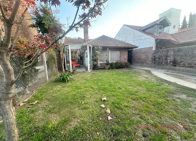Excelente Casa en Adrogué: 3 Dormitorios, Pileta y Espacios Amplios.