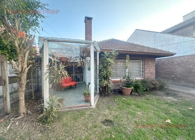 Excelente Casa en Adrogué: 3 Dormitorios, Pileta y Espacios Amplios.