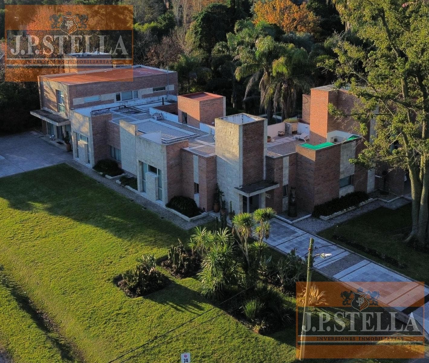 Excelente Casa 12 ambientes - 825 m² Edificados s/ 3700 m² de lote - San Diego C.C
