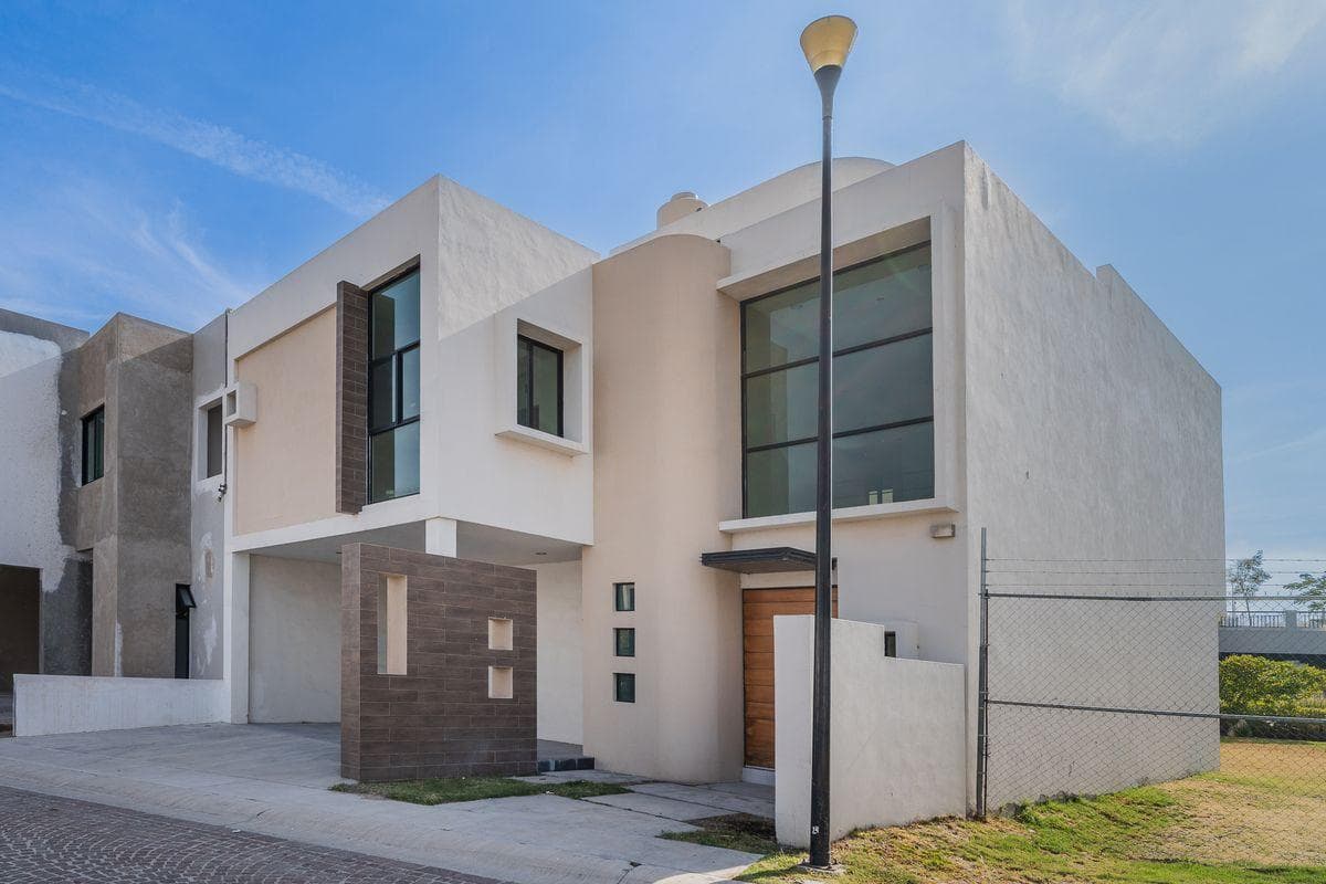 HOUSE FOR SALE IN CUMBRES DEL LAGO IN A CONDOMINIUM WITH ONLY 10 HOMES