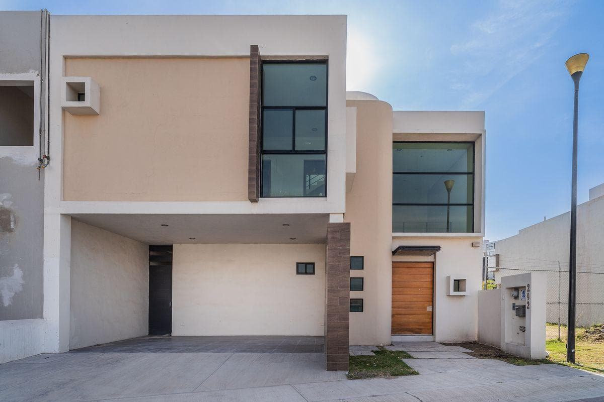 HOUSE FOR SALE IN CUMBRES DEL LAGO IN A CONDOMINIUM WITH ONLY 10 HOMES