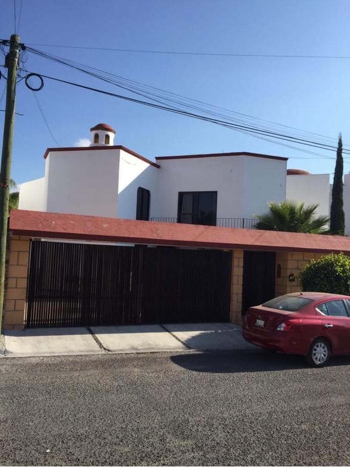 A house in Juriquilla built in a contemporary Mexican style.