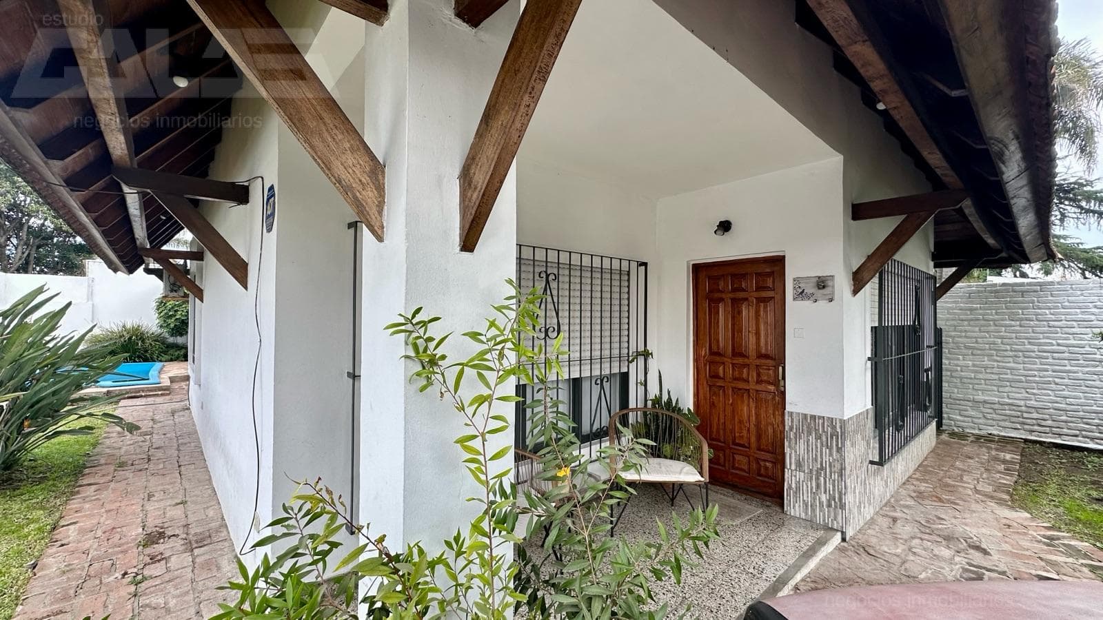 Single-story house with a garden, pool, and barbecue area – Villa Gobernador Udaondo