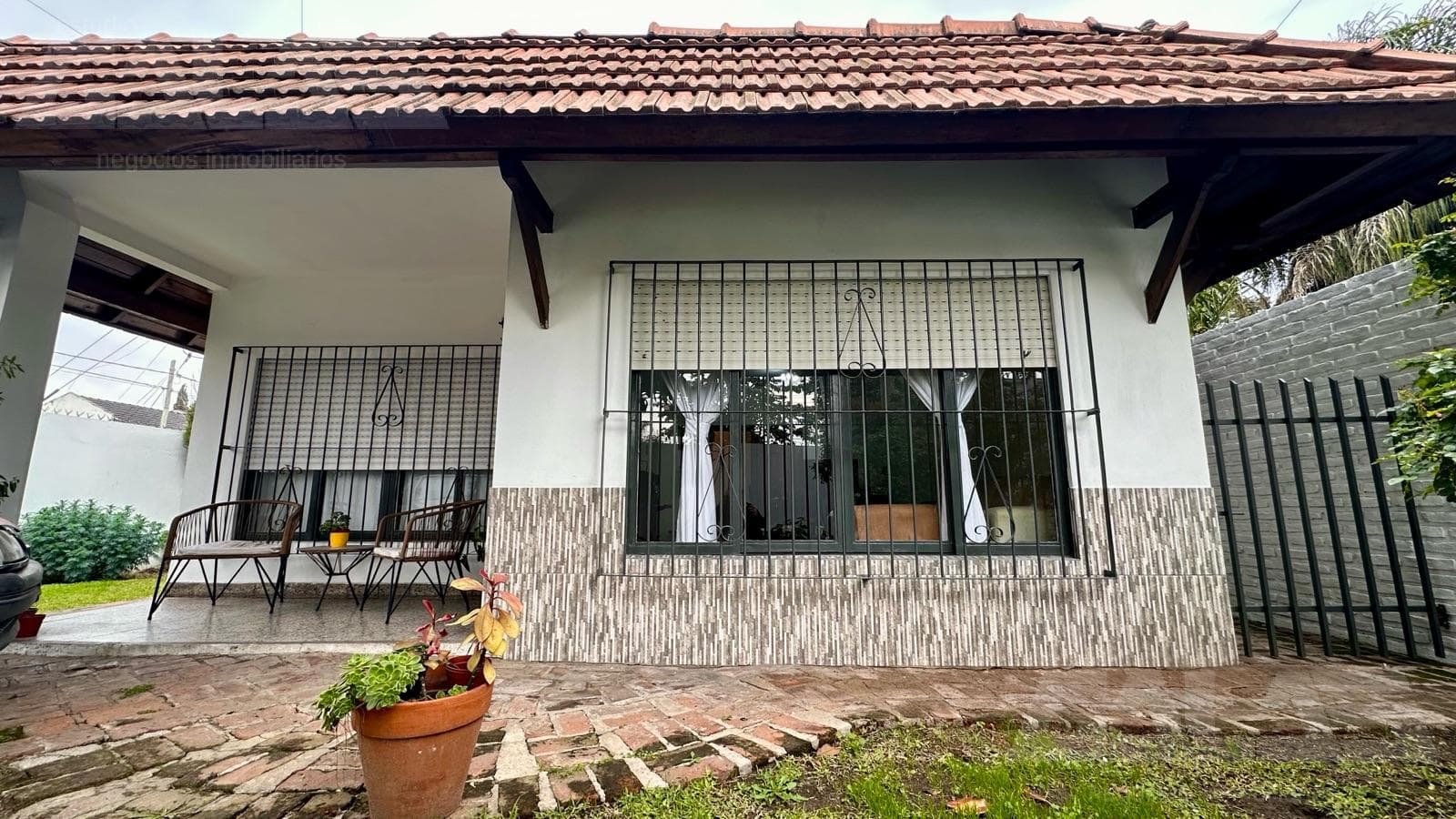 Single-story house with a garden, pool, and barbecue area – Villa Gobernador Udaondo