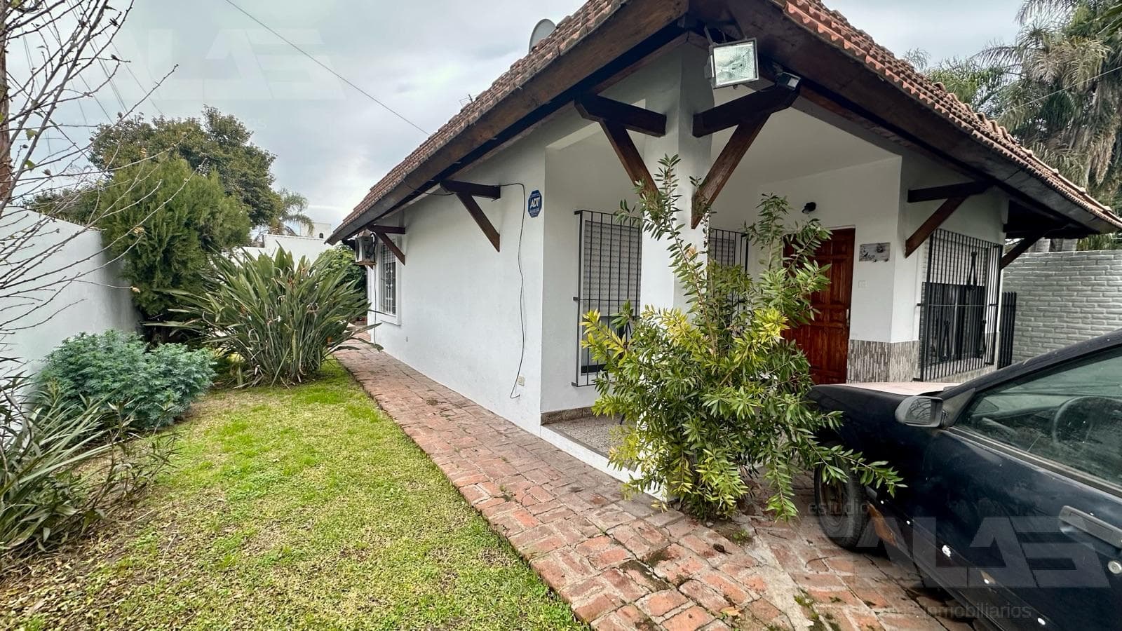 Single-story house with a garden, pool, and barbecue area – Villa Gobernador Udaondo
