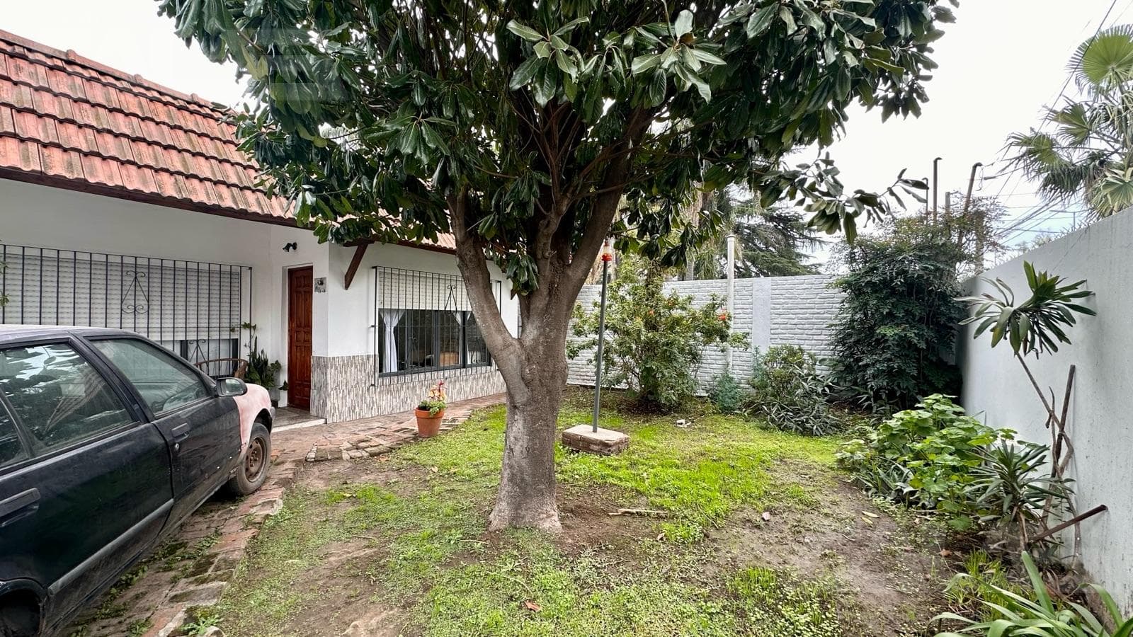 Single-story house with a garden, pool, and barbecue area – Villa Gobernador Udaondo