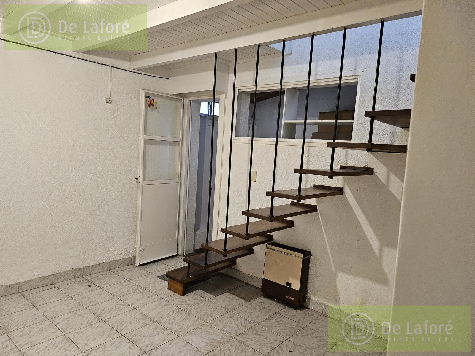 FOR SALE - 2-room duplex apartment in need of renovation in Beccar with a patio