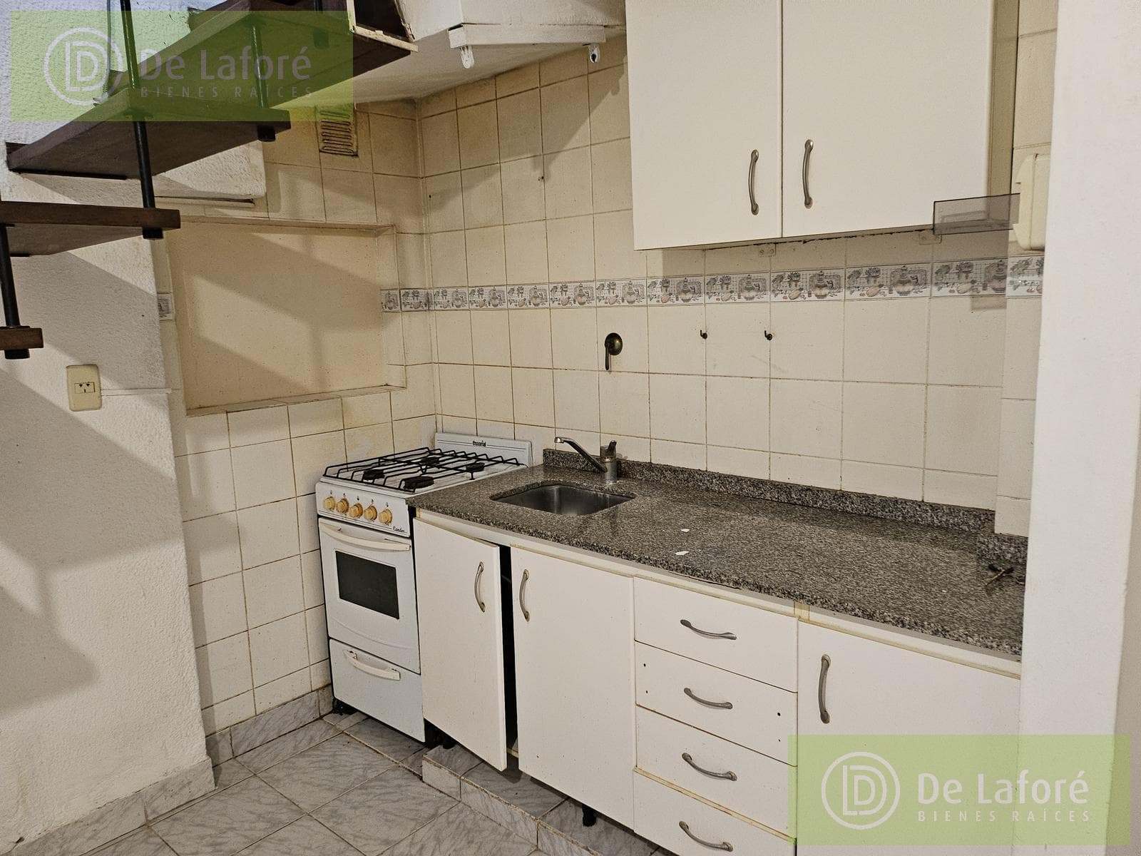 FOR SALE - 2-room duplex apartment in need of renovation in Beccar with a patio