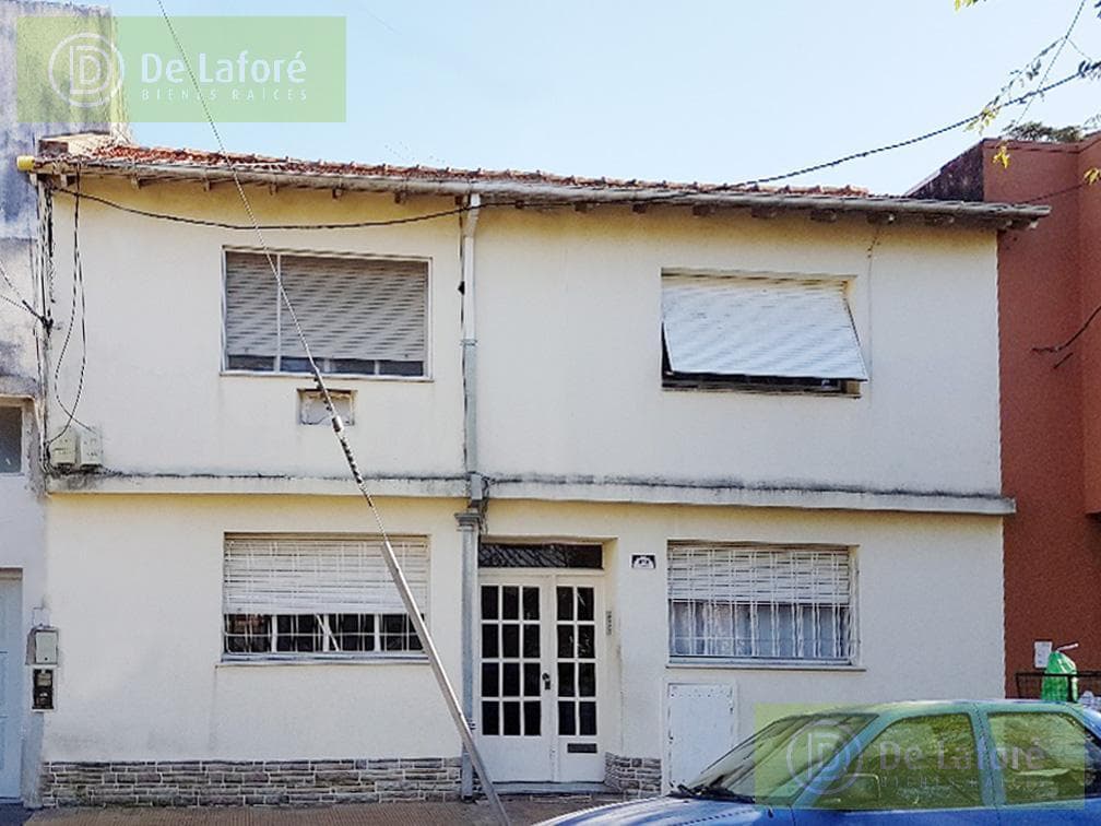 FOR SALE - 2-room duplex apartment in need of renovation in Beccar with a patio