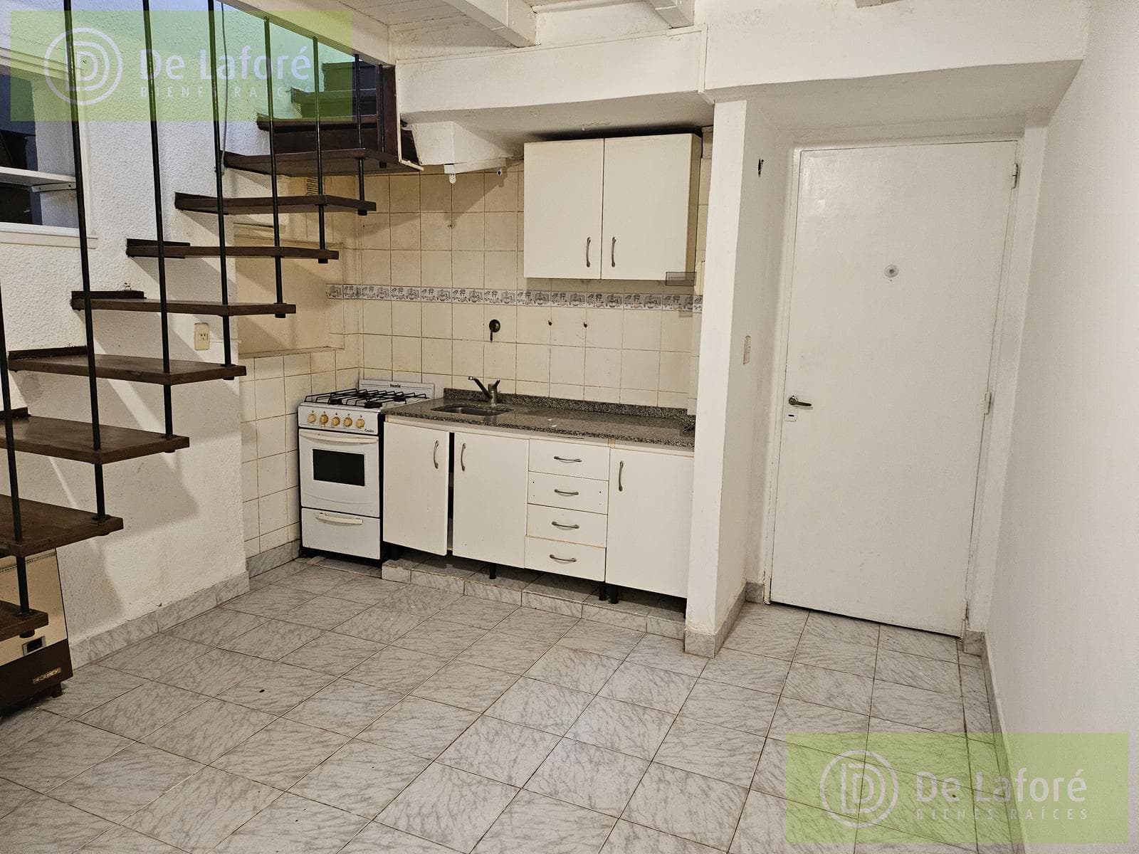 FOR SALE - 2-room duplex apartment in need of renovation in Beccar with a patio