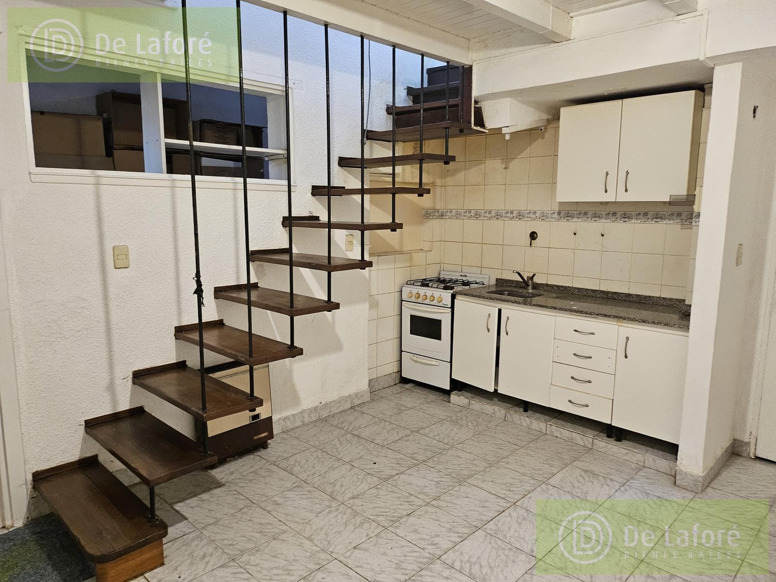FOR SALE - 2-room duplex apartment in need of renovation in Beccar with a patio