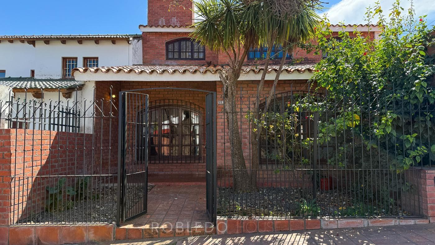 House for Sale: 4 Bedrooms, Tres Cerritos Neighborhood, Salta City