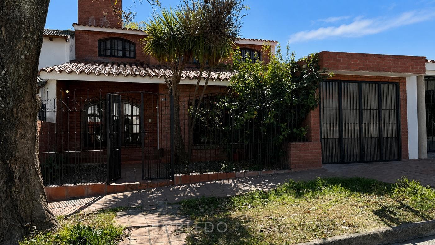 House for Sale: 4 Bedrooms, Tres Cerritos Neighborhood, Salta City