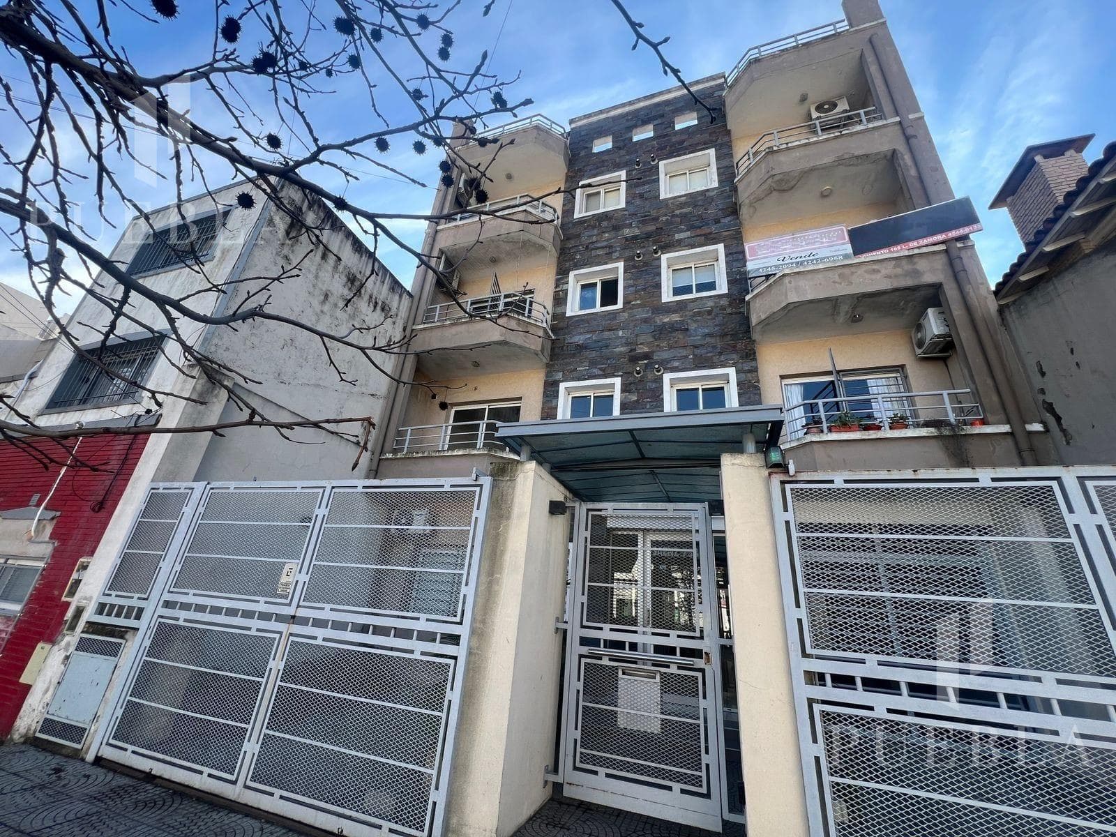 2-ROOM APARTMENT FOR SALE ON THE STREET SIDE WITH GARAGE - LOMAS DE ZAMORA
