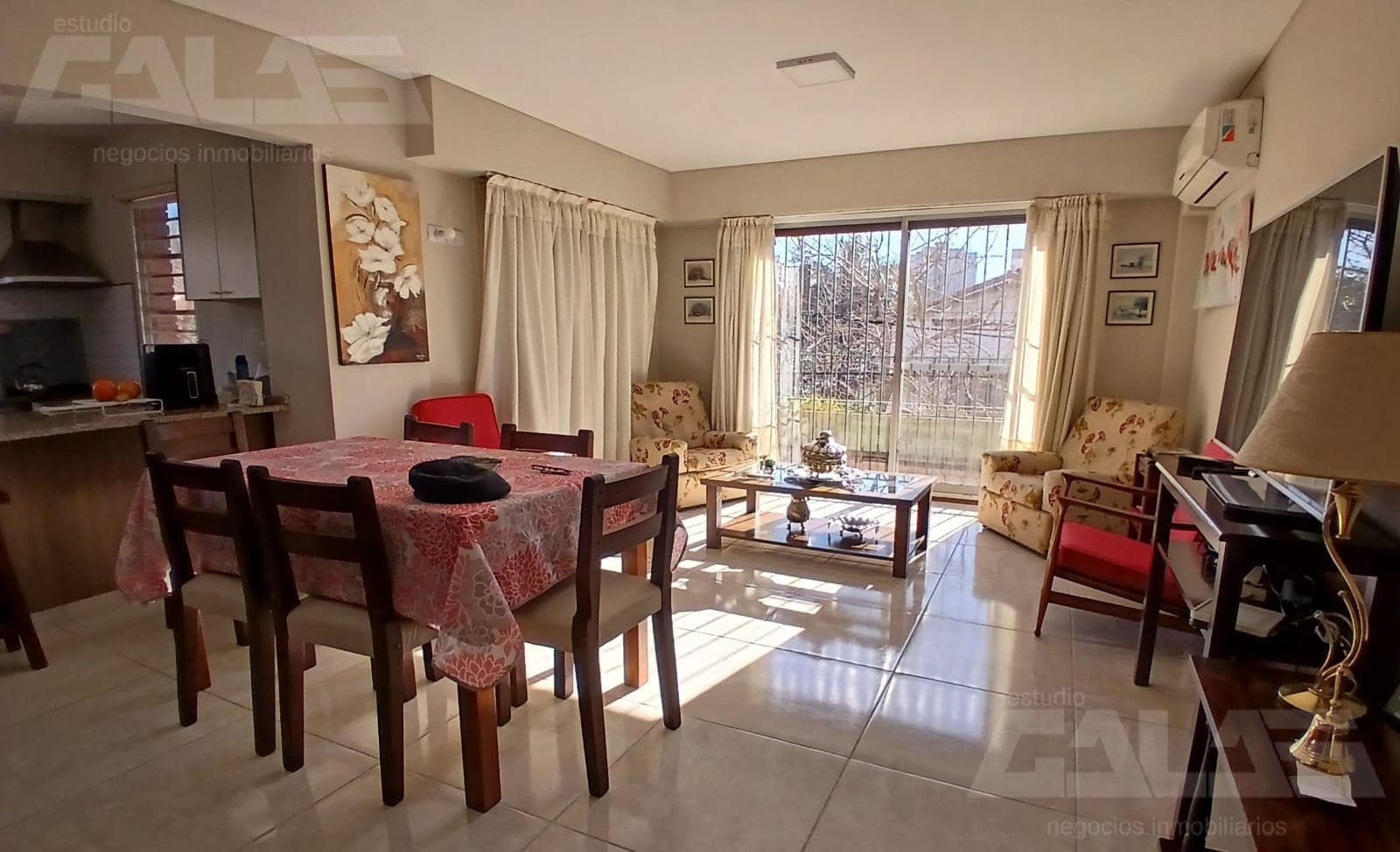Spacious and bright 3-room apartment with two parking spaces in an excellent location