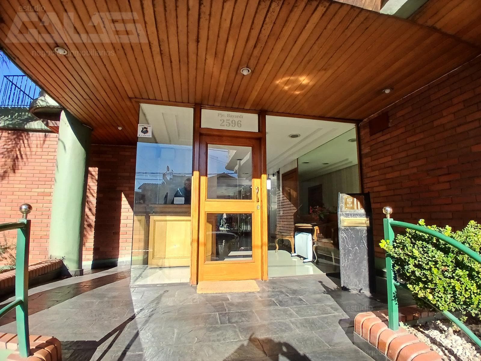 Spacious and bright 3-room apartment with two parking spaces in an excellent location