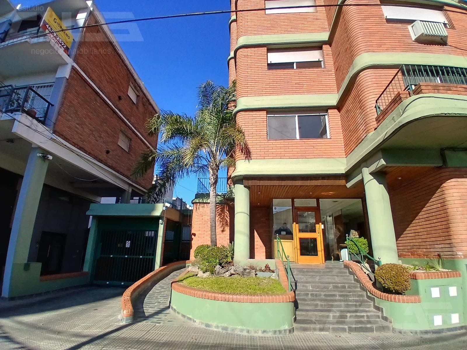 Spacious and bright 3-room apartment with two parking spaces in an excellent location