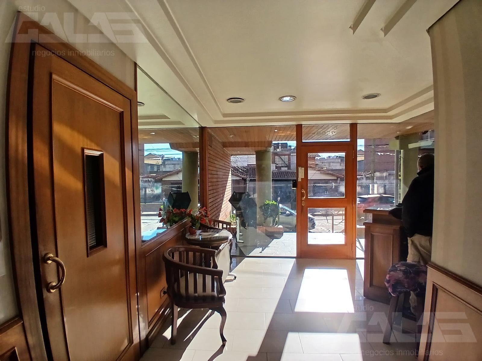 Spacious and bright 3-room apartment with two parking spaces in an excellent location