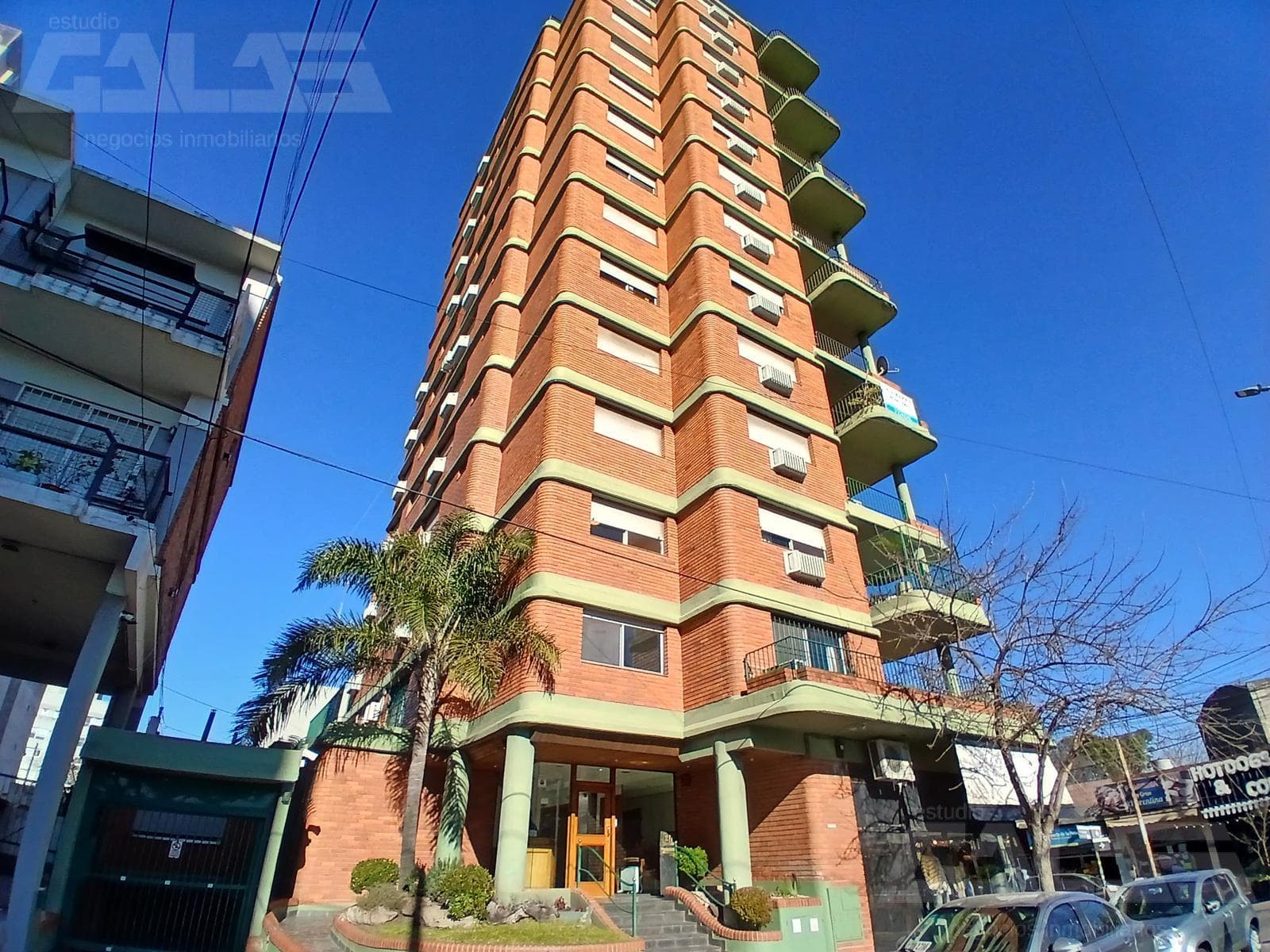 Spacious and bright 3-room apartment with two parking spaces in an excellent location