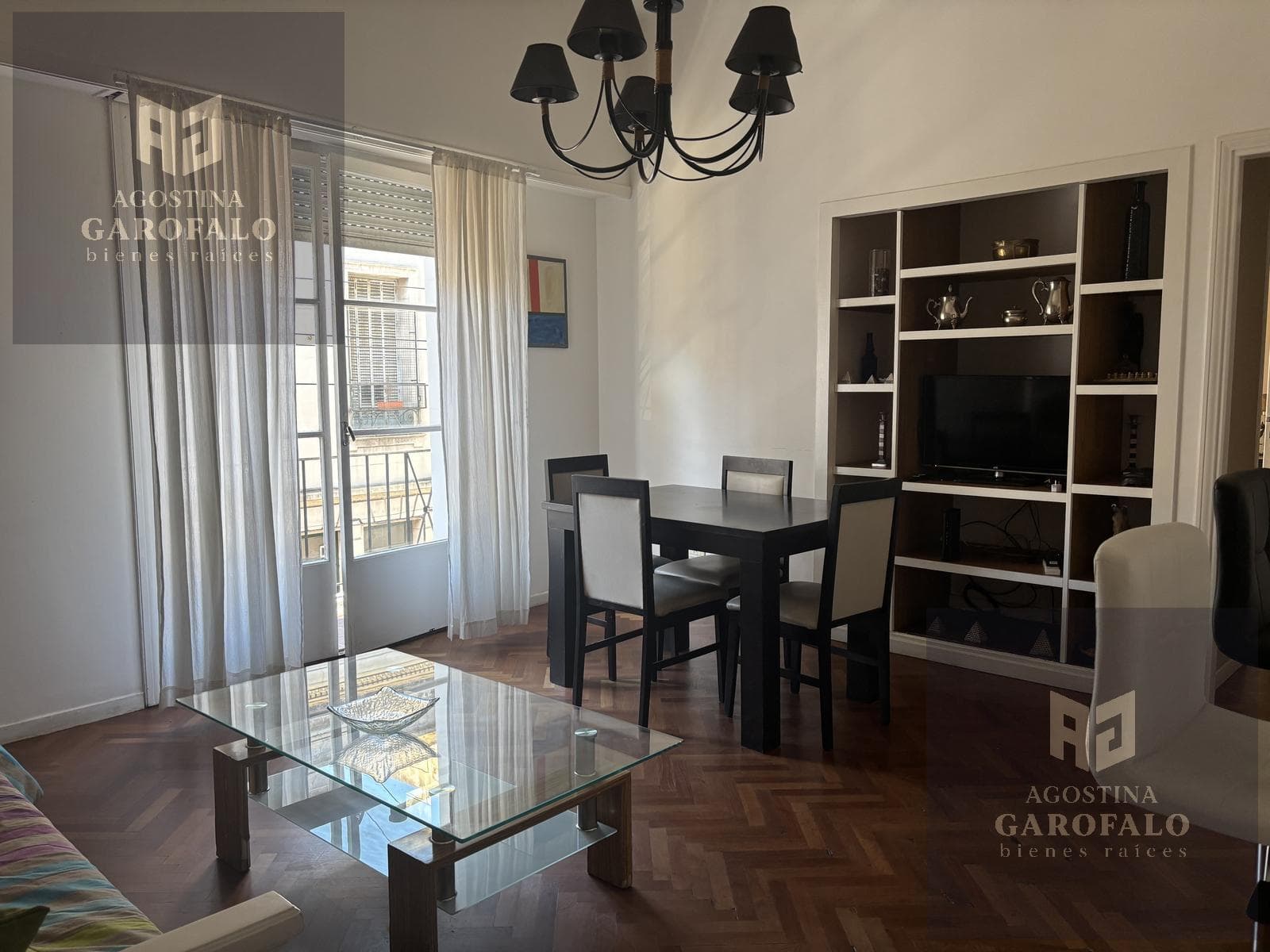 OPPORTUNITY: Bright 3-room apartment for sale in Monserrat, with a balcony; eligible for financing