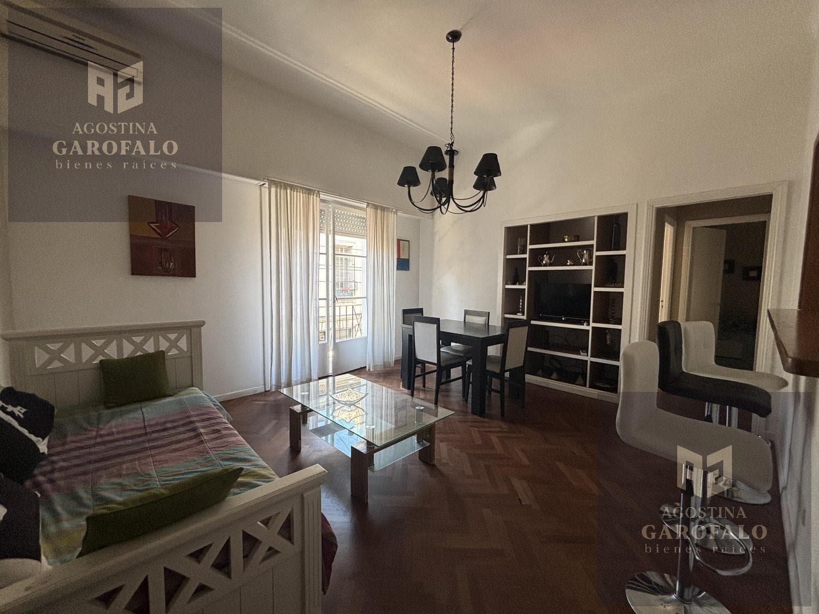 OPPORTUNITY: Bright 3-room apartment for sale in Monserrat, with a balcony; eligible for financing
