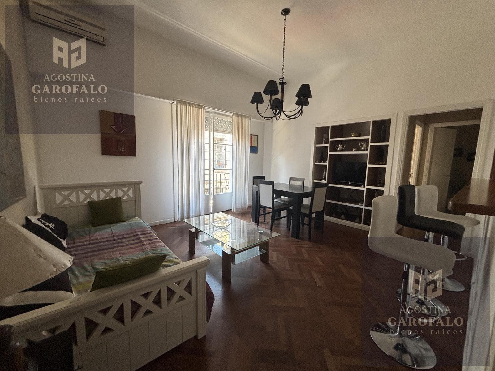 OPPORTUNITY: Bright 3-room apartment for sale in Monserrat, with a balcony; eligible for financing