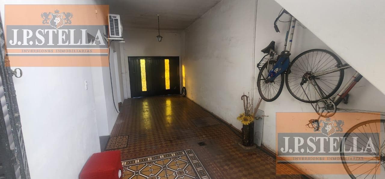 Casa 4 ambientes c/ cochera y pileta - 160 m² Edif en lote de 389 m² - Caseros