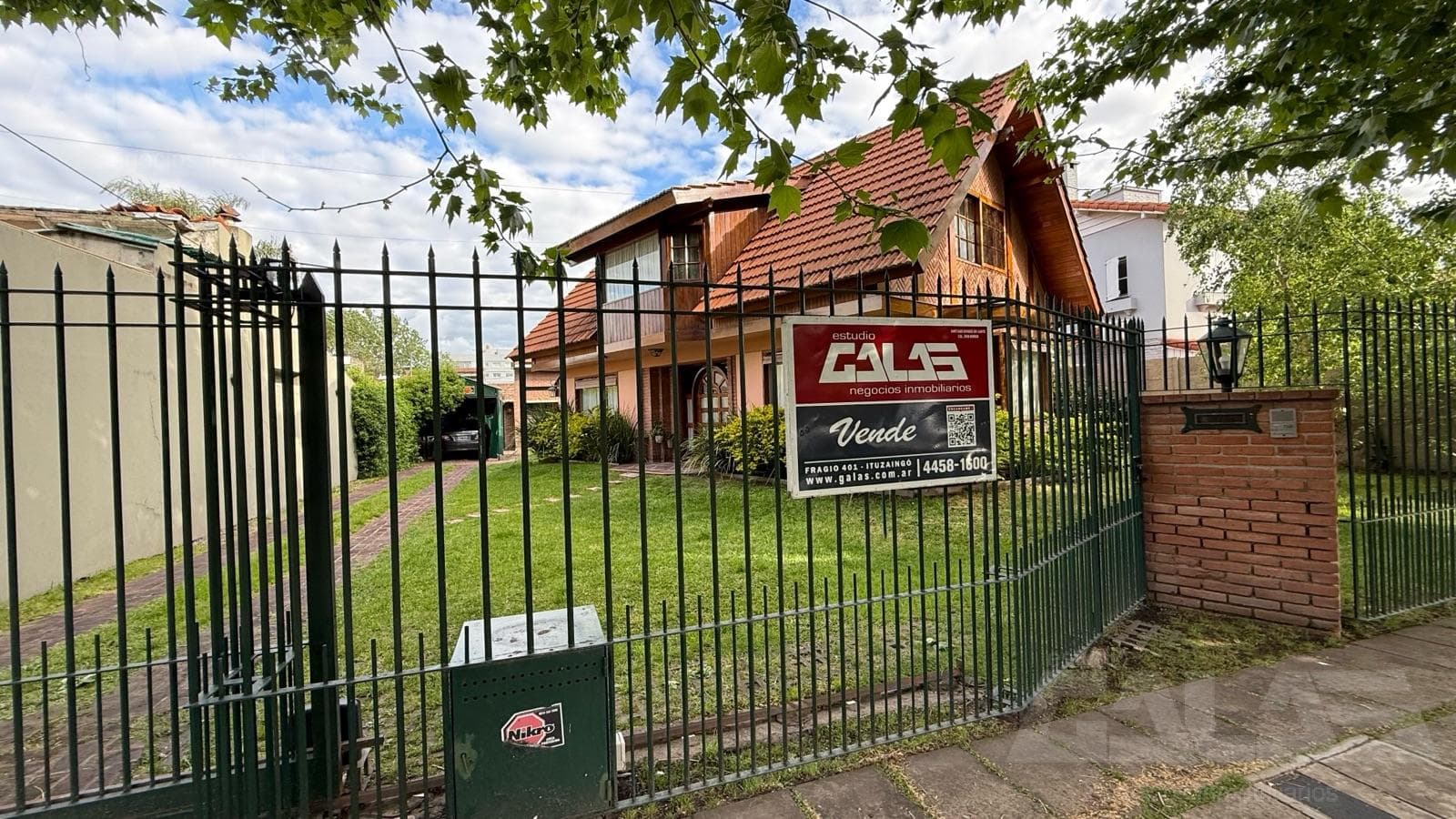 4-room house for sale with a garden and garage in Ituzaingó Norte
