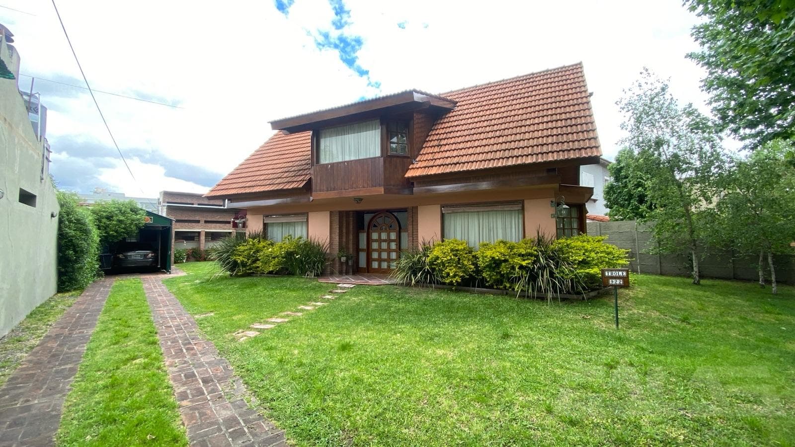 4-room house for sale with a garden and garage in Ituzaingó Norte