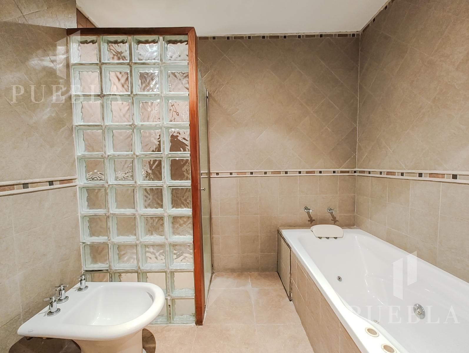 4-ROOM HOUSE FOR SALE WITH HEATED POOL AND BARBECUE AREA IN RANELAGH'S BEST RESIDENTIAL NEIGHBORHOOD