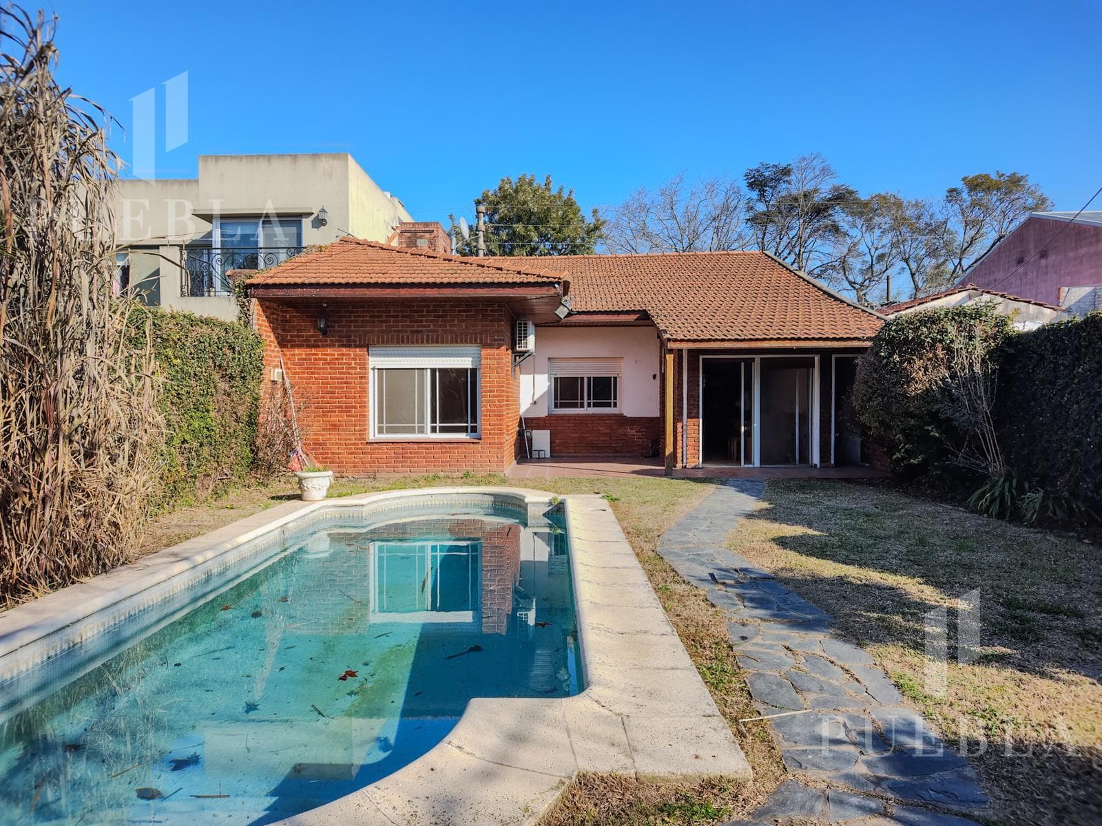 4-ROOM HOUSE FOR SALE WITH HEATED POOL AND BARBECUE AREA IN RANELAGH'S BEST RESIDENTIAL NEIGHBORHOOD